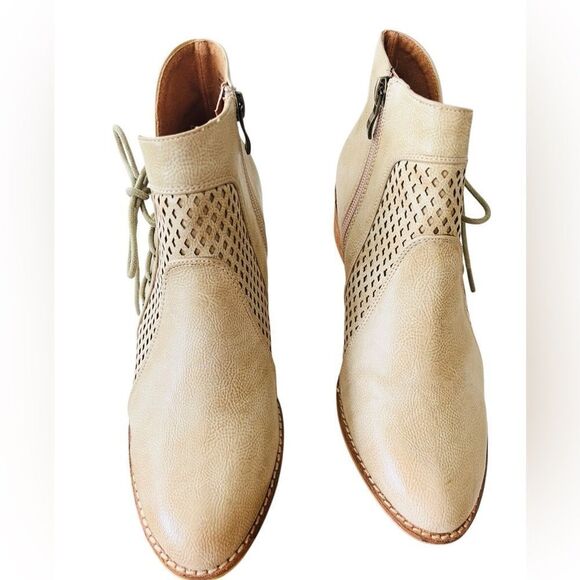 Beast Fashion Women's Beige/ light tan lace up Ankle Boots size 8. - Picture 5 of 7
